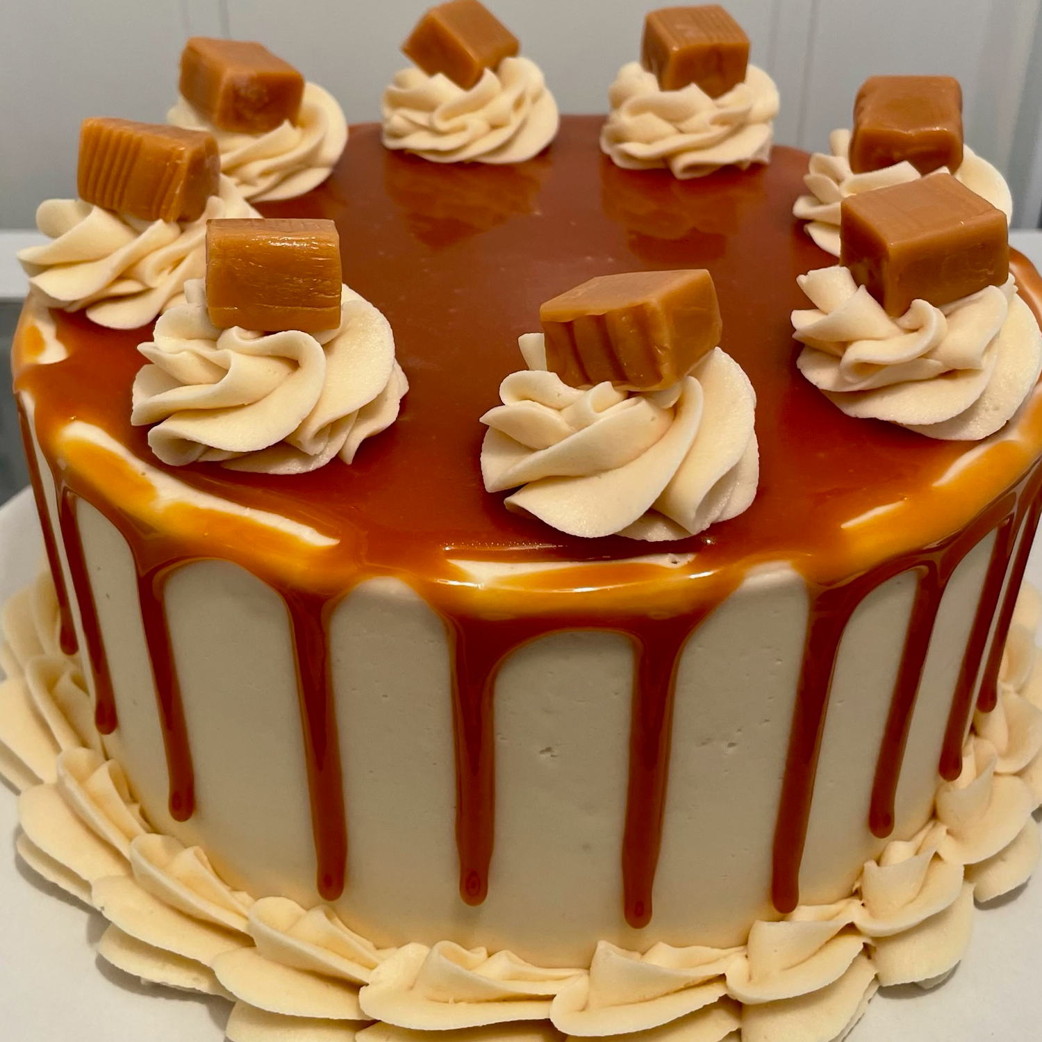 a one to one ratio picture of a specialty cake